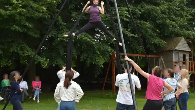 tijdens de teambuilding namen personeelsleden deel aan een workshop luchtacrobatie