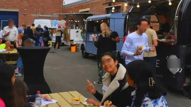 durant le family day d'une entreprise, les membres du personnel et leurs familles se sont régalés avec les plats servis aux foodtrucks