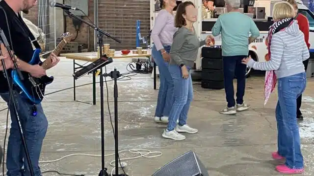 Tijdens het pensioneringsfeest van twee directeuren dansten medewerkers op de klanken van een muzikaal duo.